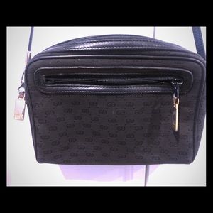 Gucci signature shoulder bag. Older design